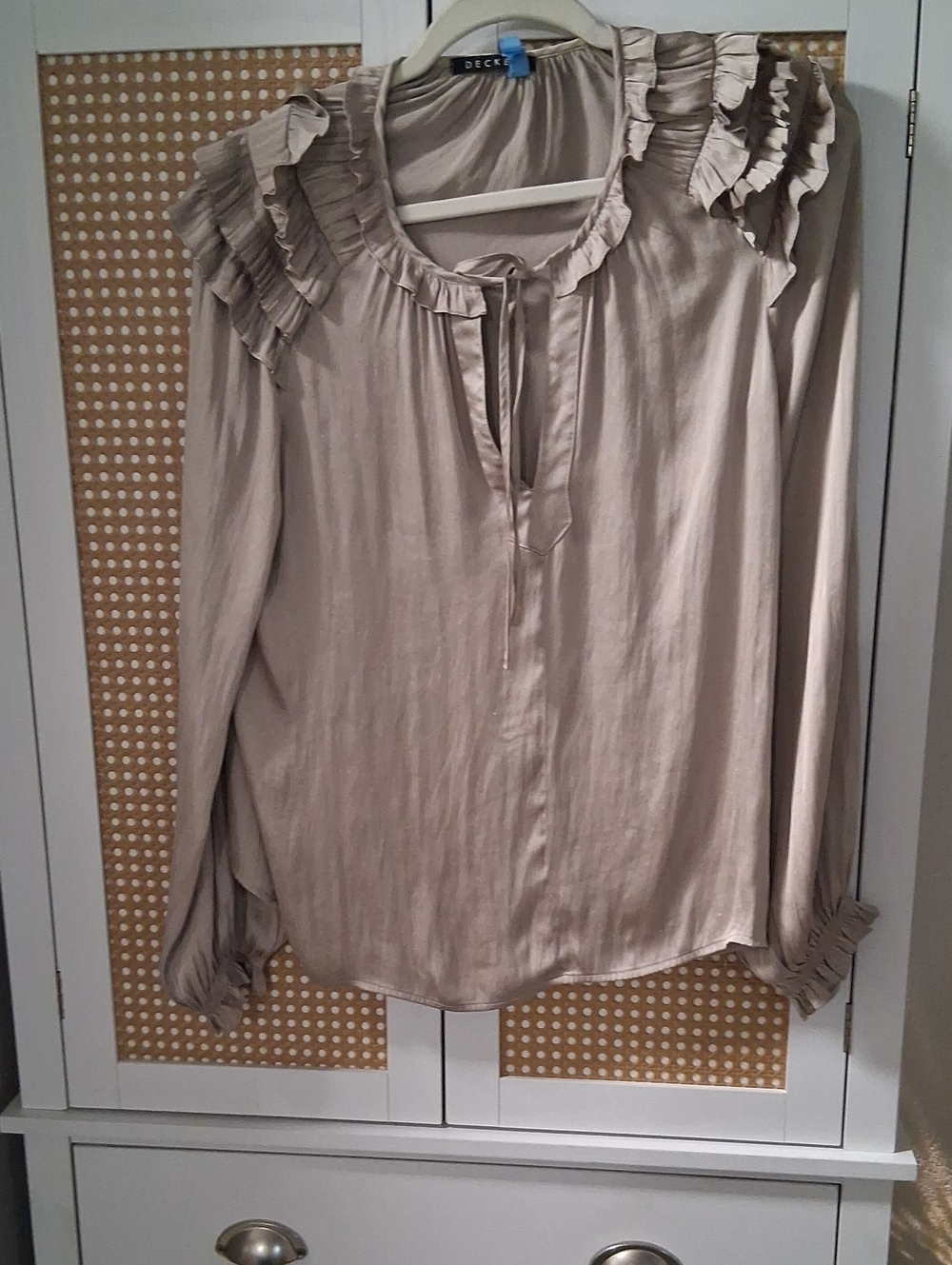 DECKER 3/4 Ruffle Shoulder Blouse in Taupe